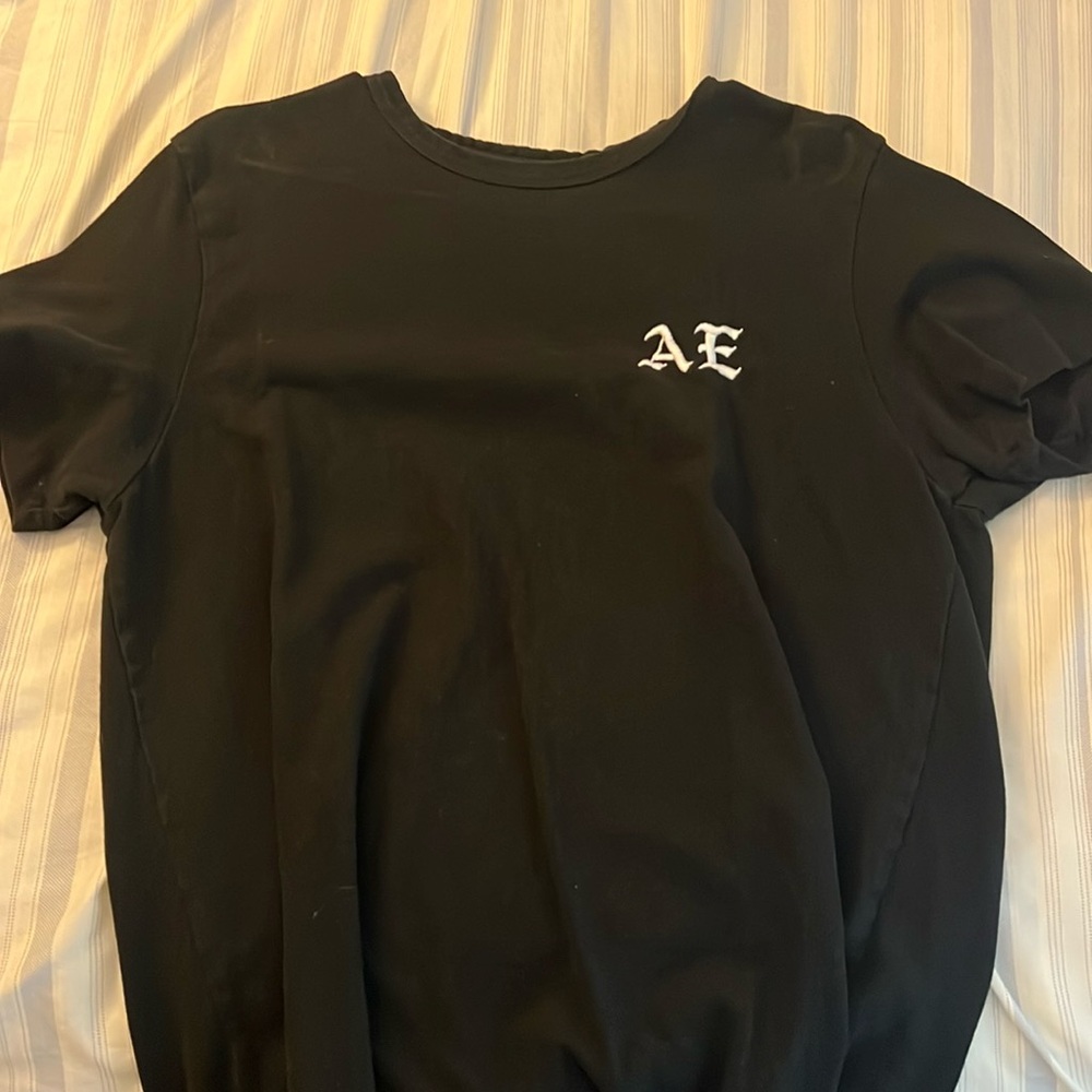 6 t shirts all sized large in variety of sizes.
